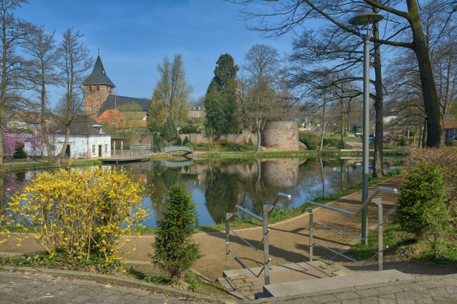 blick auf einen teich in wassenberg