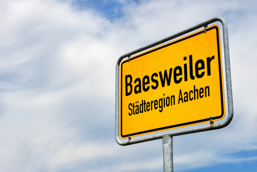 ein ortsschild mit der aufschrift baesweiler
