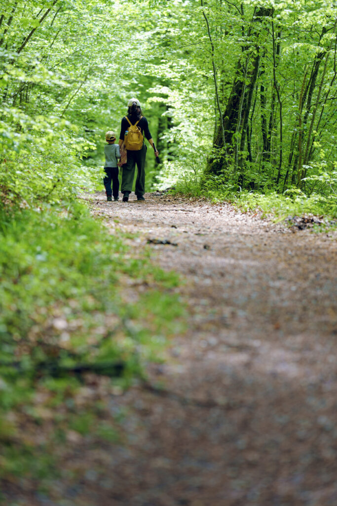 blick auf eine mutter mit kind auf einem wanderweg