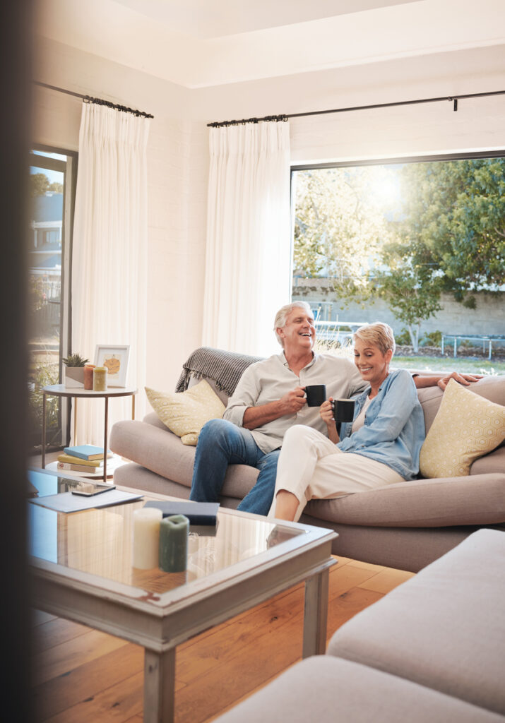 älteres paar in einem wohnzimmer