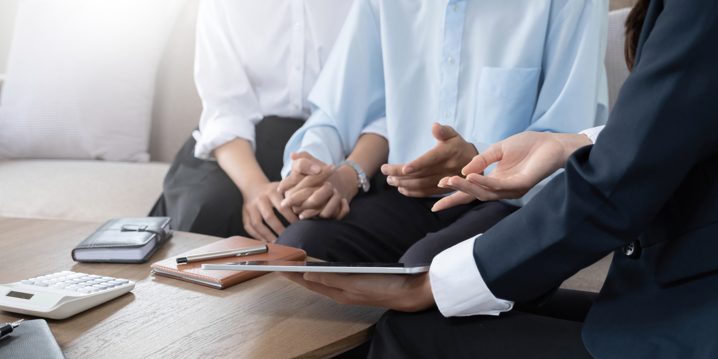 immobilienmakler präsentiert medien auf einem tablet