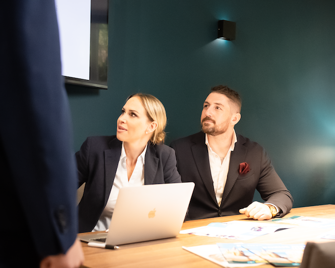 immobilienmakler besprechung