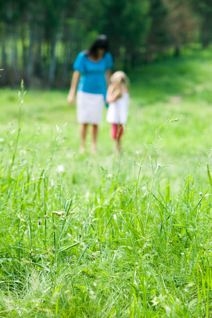 mutter mit kind im wald