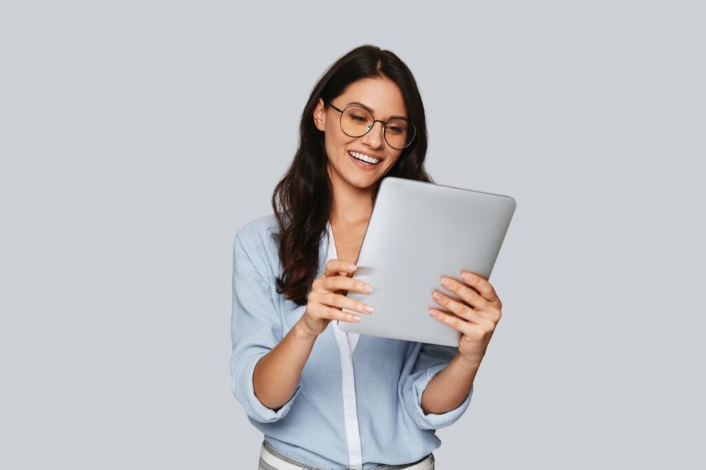 Frau informiert sich über den aktuellen Status ihres Mietgesuchs am Tablet