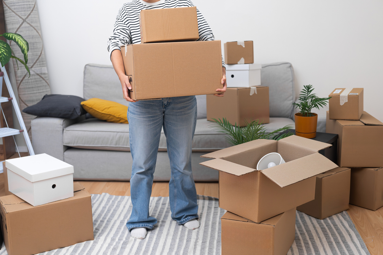 person beim umziehen