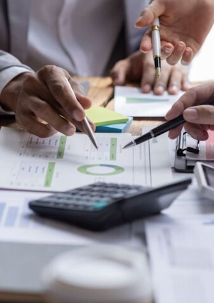 menschen an unterlagen